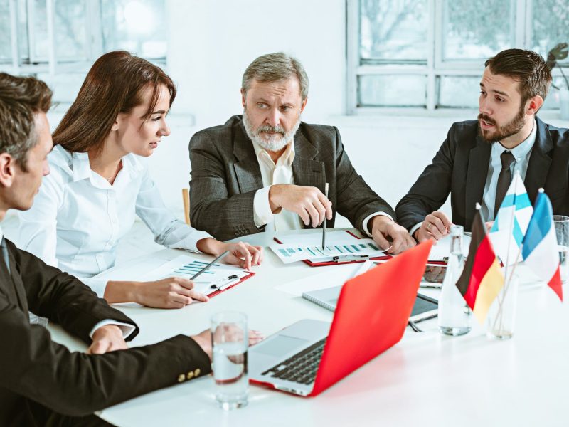 gente-negocios-trabajando-juntos (1)