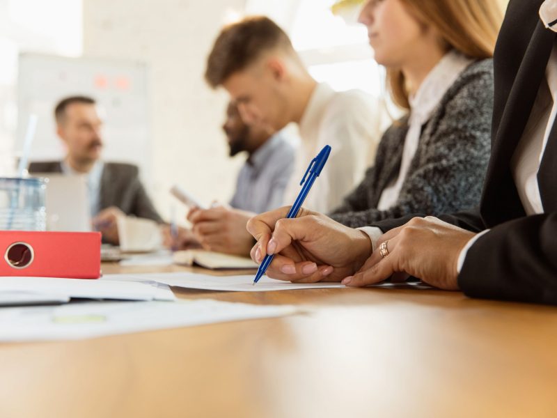 grupo-jovenes-profesionales-negocios-que-tienen-reunion-oficina-creativa